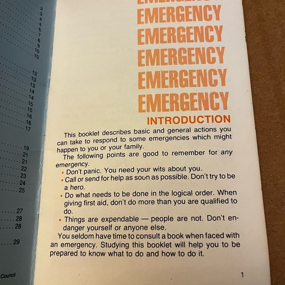 Vintage 1981 The Pocket Emergency Handbook. Great Condition! Second Edition. - Picture 3 of 9